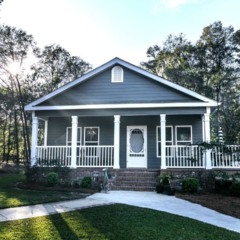 Pequeno quintal em casa de 60 m&sup2; em terreno urbano pequeno.