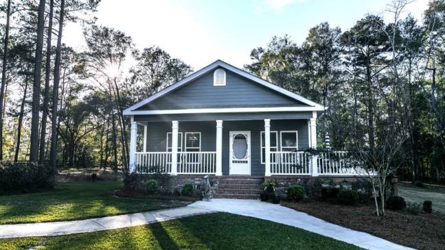 Pequeno quintal em casa de 60 m² em terreno urbano pequeno.