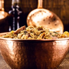 Farofa caseira crocante servida como acompanhamento de churrasco ou almoço familiar.