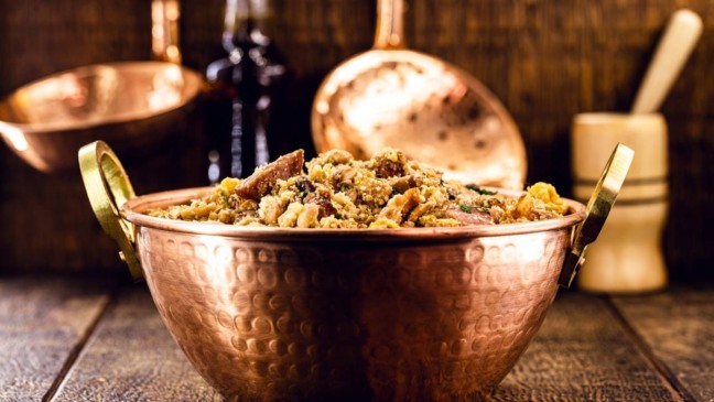 Farofa caseira crocante servida como acompanhamento de churrasco ou almoço familiar.