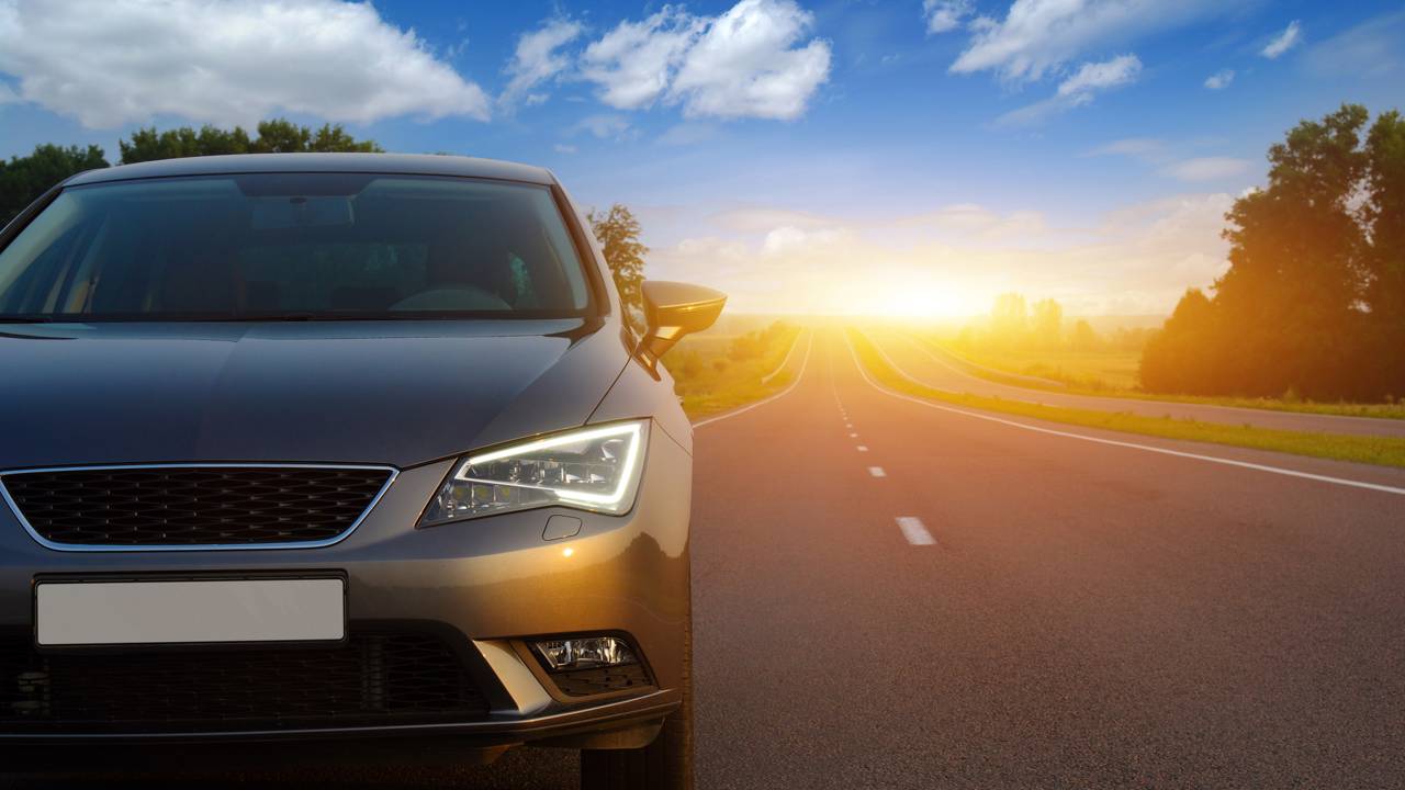 Afinal, &eacute; necess&aacute;rio manter os far&oacute;is do carro aceso durante o dia?