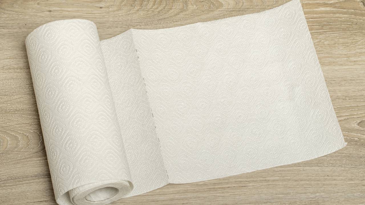 Folha de papel toalha colocada dentro do arm&aacute;rio para ajudar a reduzir a umidade