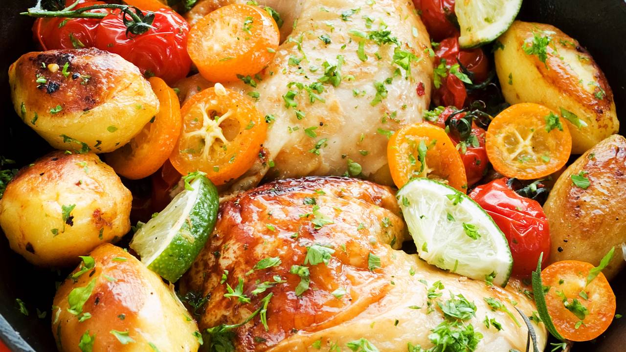 Frango assado com batata, cenoura e cebola preparado em assadeira &uacute;nica para refei&ccedil;&atilde;o r&aacute;pida.