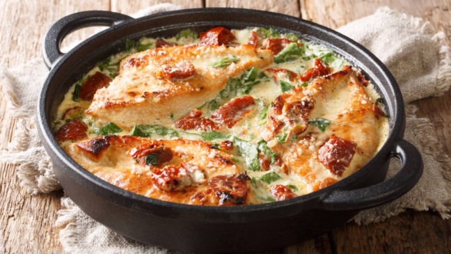 Peito de frango dourado com molho de creme de leite