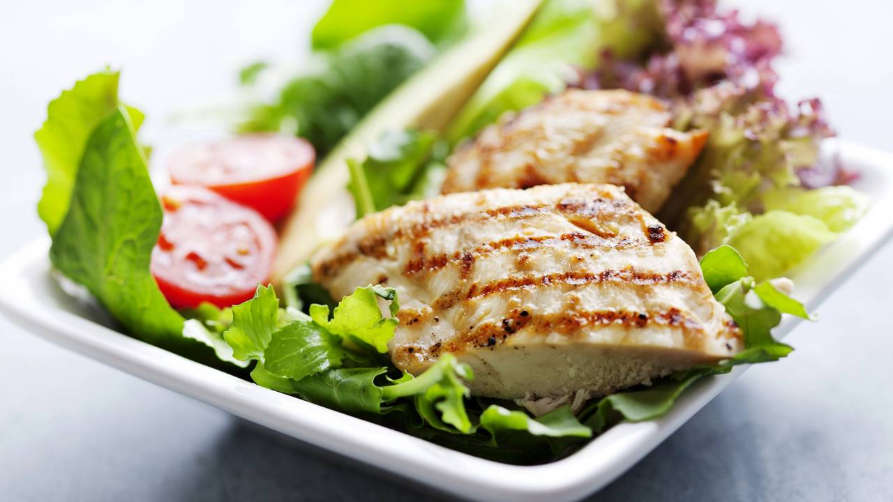 Fil&eacute; de frango grelhado acompanhado de salada simples.
