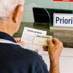 A Carteira do Idoso é gratuita, dá direito a passagens com desconto ou de graça e garante prioridade no atendimento mesmo sem aposentadoria