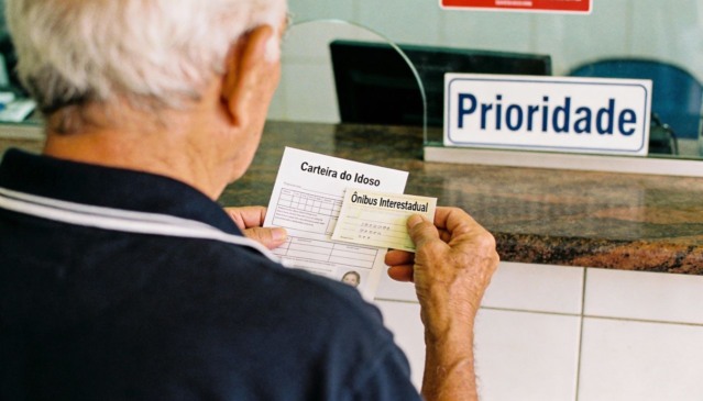 A Carteira do Idoso é gratuita, dá direito a passagens com desconto ou de graça e garante prioridade no atendimento mesmo sem aposentadoria