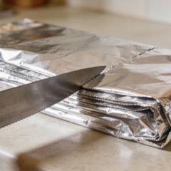 Como afiar facas cegas em 1 minuto usando papel alumínio