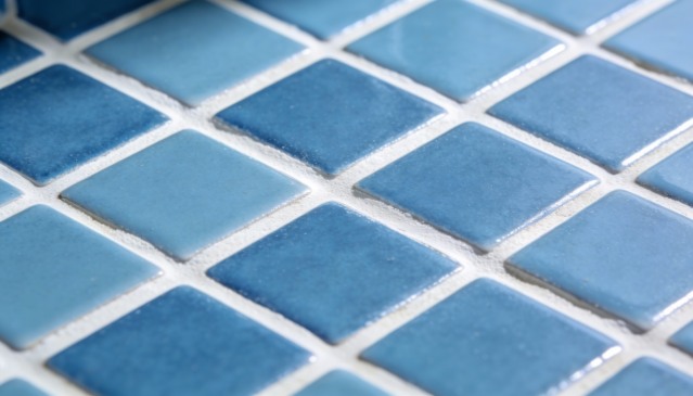 Um método simples para restaurar sem esforço a brancura do rejunte dos seus azulejos