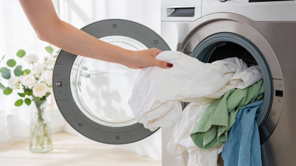 Alternativas econômicas ganham espaço para deixar as roupas cheirosas no dia a dia Alternativas econômicas ganham espaço para deixar as roupas cheirosas no dia a dia