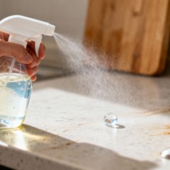 Preparar limpador multiuso em casa para que serve e por que economiza em Niterói