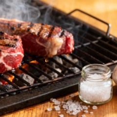 Você precisa de sal e alho para fazer o churrasquinho de rua niteroiense