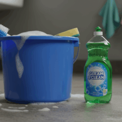 Basta uma colher de detergente no balde e o chão limpa sem ficar pegajoso