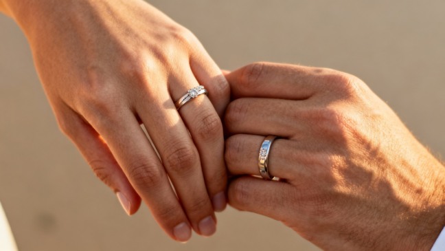 O real significado por trás da aliança de ouro no dedo anelar que muitos casais não conhecem