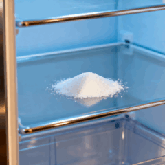 Sem produtos caros nem sprays: a forma fácil de neutralizar odores fortes na geladeira