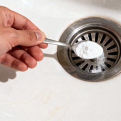 Apenas uma colher no ralo e o mau cheiro some por dias