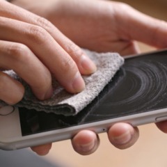 Cuidado na hora de limpar a tela do seu celular! Aprenda a forma certa de higienizar telas sem estragar nada