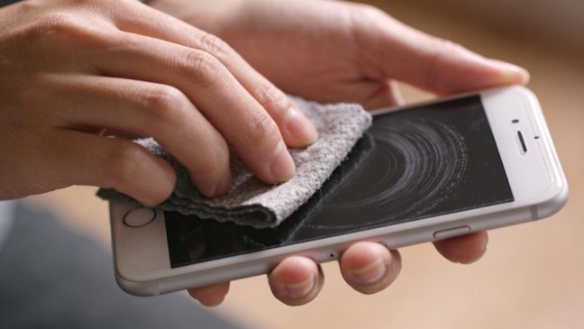Cuidado na hora de limpar a tela do seu celular! Aprenda a forma certa de higienizar telas sem estragar nada