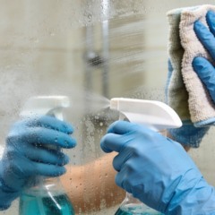 A mistura caseira que facilita a limpeza do vidro do banheiro no dia a dia