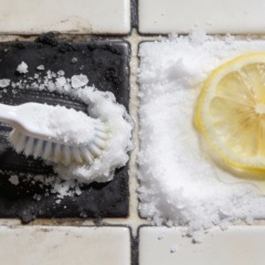 Faça com que as juntas dos azulejos do banheiro pareçam novas novamente: um método de limpeza fácil com sal