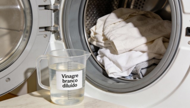 Como eliminar o cheiro de mofo em roupas guardadas: um ingrediente de cozinha resolve o problema imediatamente