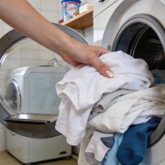 O segredo da roupa macia está em uma tampinha na lavagem que quase ninguém aplica certo