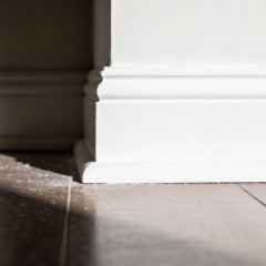 Como evitar que a poeira grude nos rodapés com um produto básico de lavanderia simples