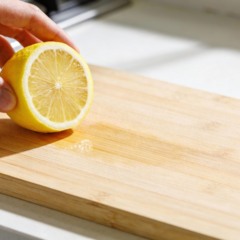 Passar limão nas tábuas de corte: para que serve e como protege sua saúde