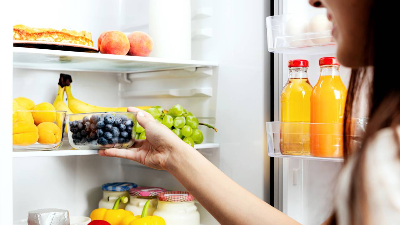 Geladeira organizada com potes herm&eacute;ticos, combinando armazenamento correto e meia colher de sal para neutralizar cheiros.