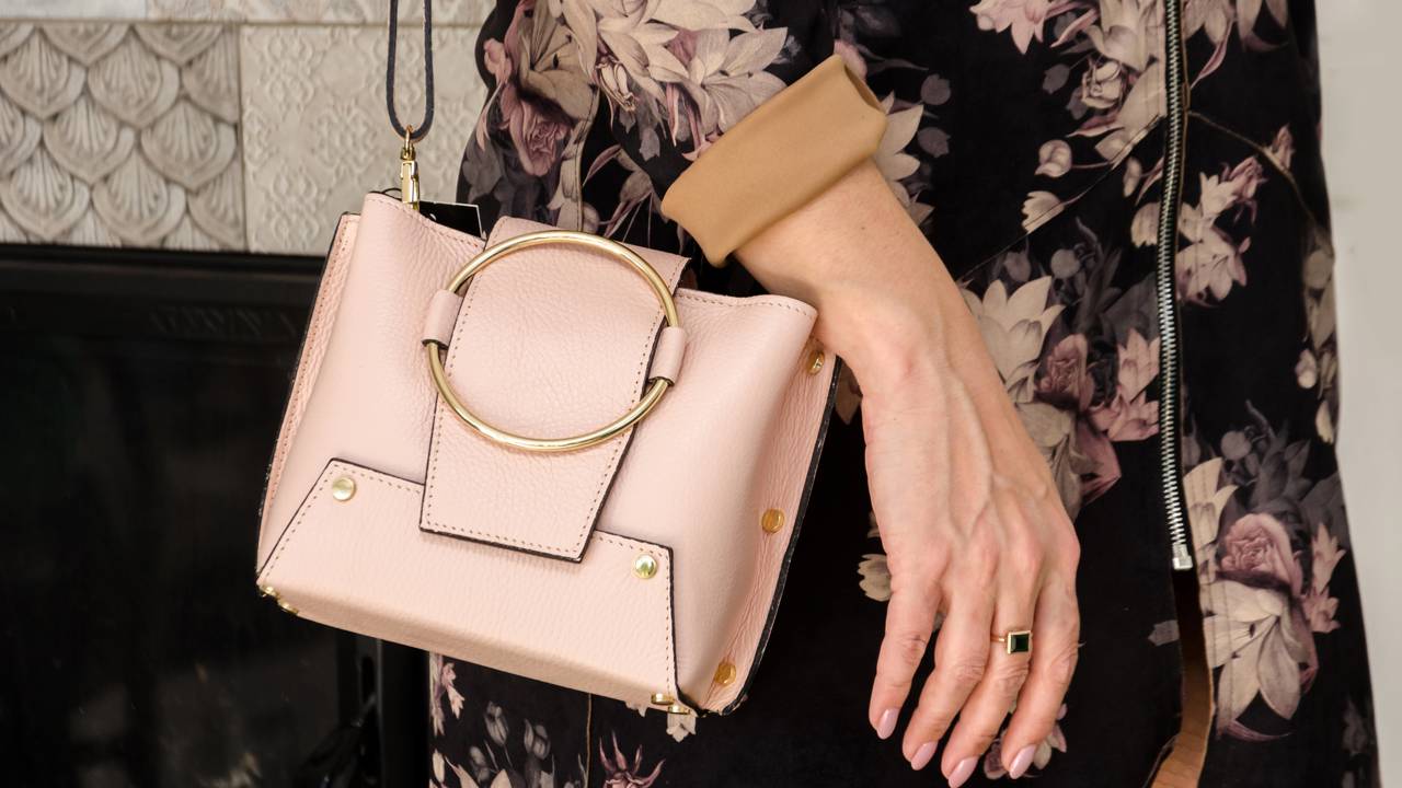 Vai comprar uma bolsa nova? &Eacute; assim que voc&ecirc; acerta o tamanho