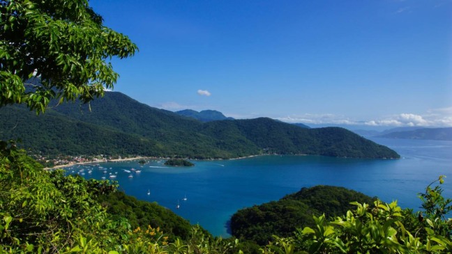 4 praias paradisíacas em Ilha Grande, no Rio de Janeiro, que encantam com mar cristalino e paisagens raras