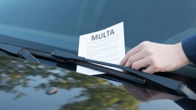 Posso ser multado por usar insulfilm muito escuro? Entenda o que a lei diz para não dar bobeira