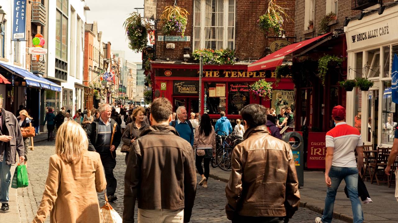 Quanto custa um interc&acirc;mbio de estudo e trabalho na Irlanda em 2026? A viagem exige organiza&ccedil;&atilde;o e planejamento