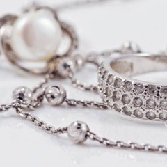 Você acha que sabe diferenciar ouro branco de prata? Veja a verdade e entenda as diferenças entre esses metais