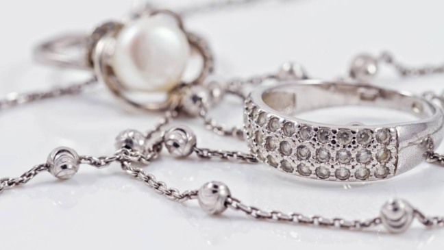 Você acha que sabe diferenciar ouro branco de prata? Veja a verdade e entenda as diferenças entre esses metais