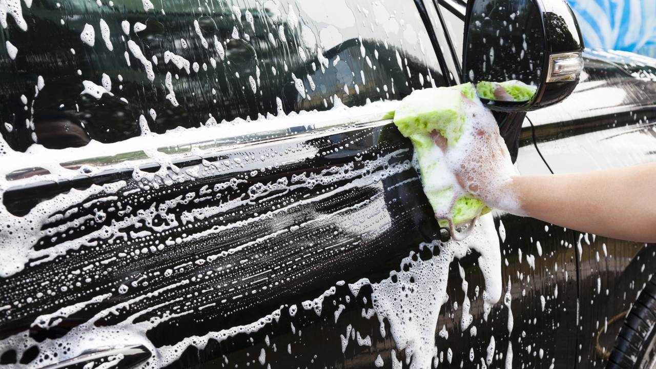 Lavar o carro em casa pode dar o mesmo resultado do Lava Car e ainda te fazer economizar