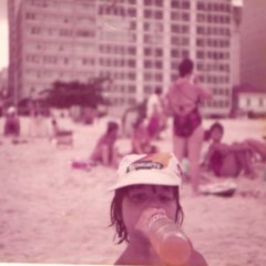 Eu, em 1980, bebendo uma deliciosa Fanta Laranja nas areias escaldantes da Praia de Icarai, altura da Octávio Carneiro, em fotografia analógica tirada pela minha irmã