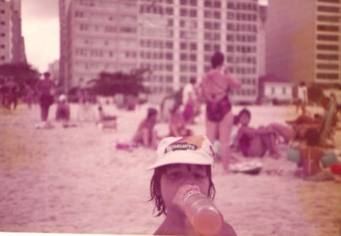 Eu, em 1980, bebendo uma deliciosa Fanta Laranja nas areias escaldantes da Praia de Icarai, altura da Octávio Carneiro, em fotografia analógica tirada pela minha irmã Eu, em 1980, bebendo uma deliciosa Fanta Laranja nas areias escaldantes da Praia de Icarai, altura da Octávio Carneiro, em fotografia analógica tirada pela minha irmã