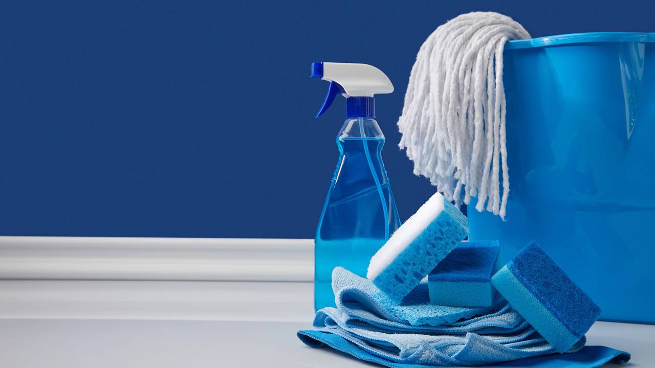 Itens dom&eacute;sticos usados para fazer mistura caseira de limpeza de porcelanato.