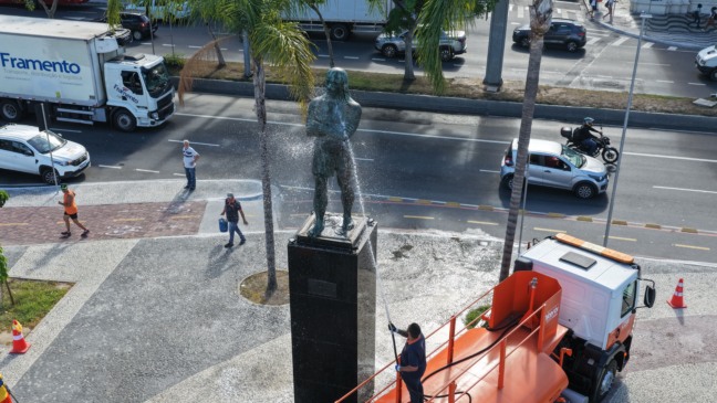 limpeza da estátua de Arariboia