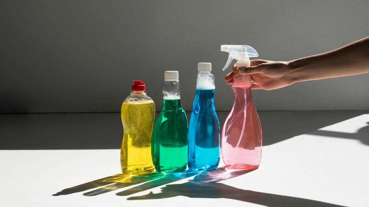 Quanto custa fazer seus pr&oacute;prios produtos de limpeza em casa?