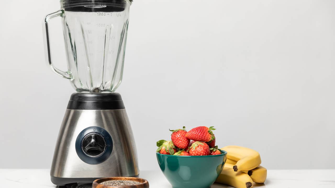 Ingredientes da sobremesa cremosa de domingo separados ao lado do liquidificador antes do preparo