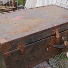 Material metálico enferrujado após exposição prolongada à maresia em região litorânea de Niterói.