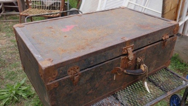 Material metálico enferrujado após exposição prolongada à maresia em região litorânea de Niterói.