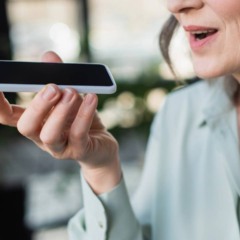 Melhor que mandar áudio: digitação por voz no celular facilita a conversa com filhos e netos sem precisar digitar