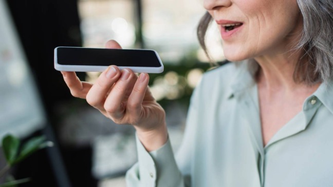 Melhor que mandar áudio: digitação por voz no celular facilita a conversa com filhos e netos sem precisar digitar