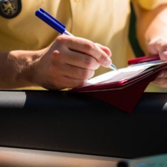 Leis de trânsito em 2026 chamam atenção para multas altas e risco de suspensão da CNH