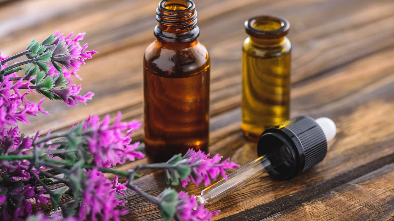 Frasco de &oacute;leo essencial sobre superf&iacute;cie clara em ambiente dom&eacute;stico.