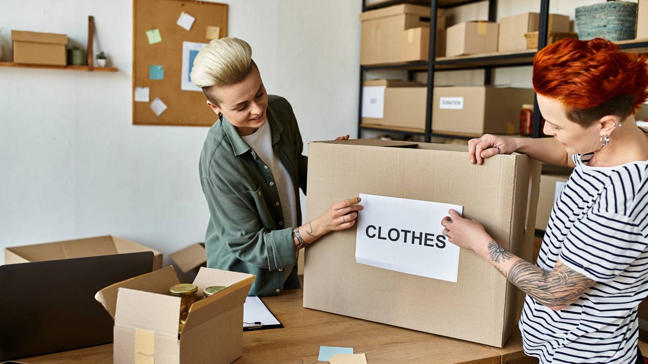 Caixas e cestos organizadores dentro de arm&aacute;rio residencial.