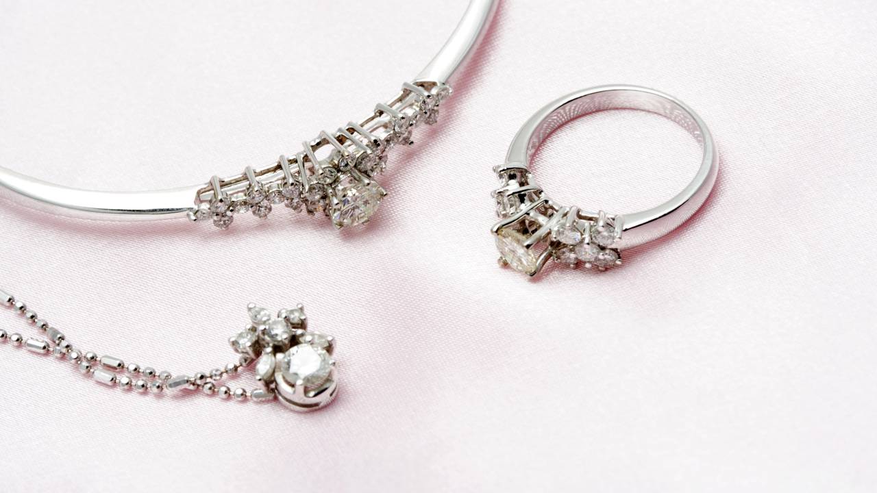 Voc&ecirc; acha que sabe diferenciar ouro branco de prata? Veja a verdade e entenda as diferen&ccedil;as entre esses metais